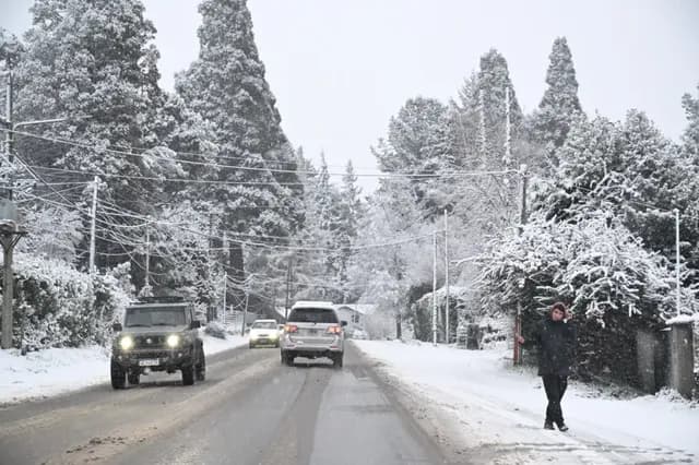 Bariloche declaró emergencia climática por un temporal de nieve inusual y cerró el aeropuerto