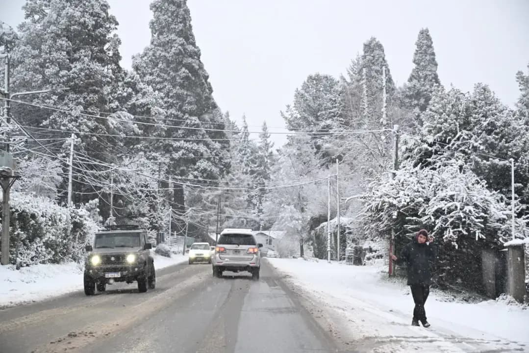 Bariloche declaró emergencia climática por un temporal de nieve inusual y cerró el aeropuerto