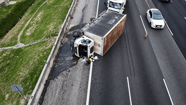Choque de camiones en la Panamericana: un herido y tres carriles cortados en Don Torcuato