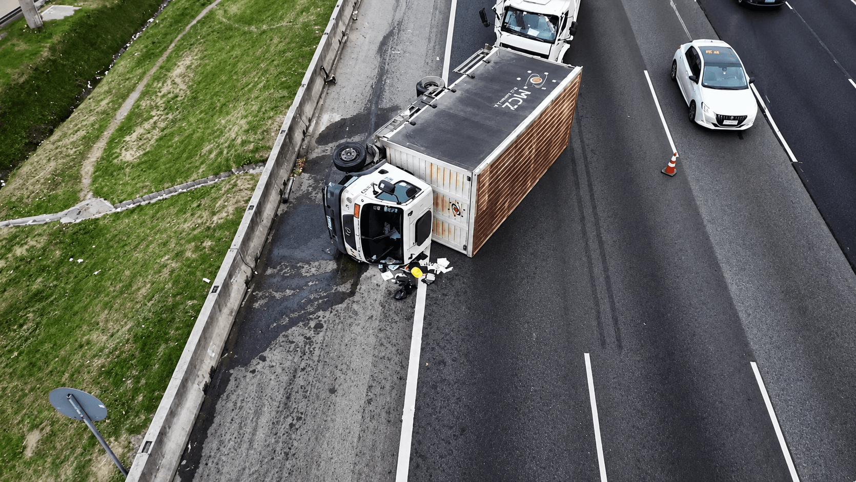 Choque de camiones en la Panamericana: un herido y tres carriles cortados en Don Torcuato