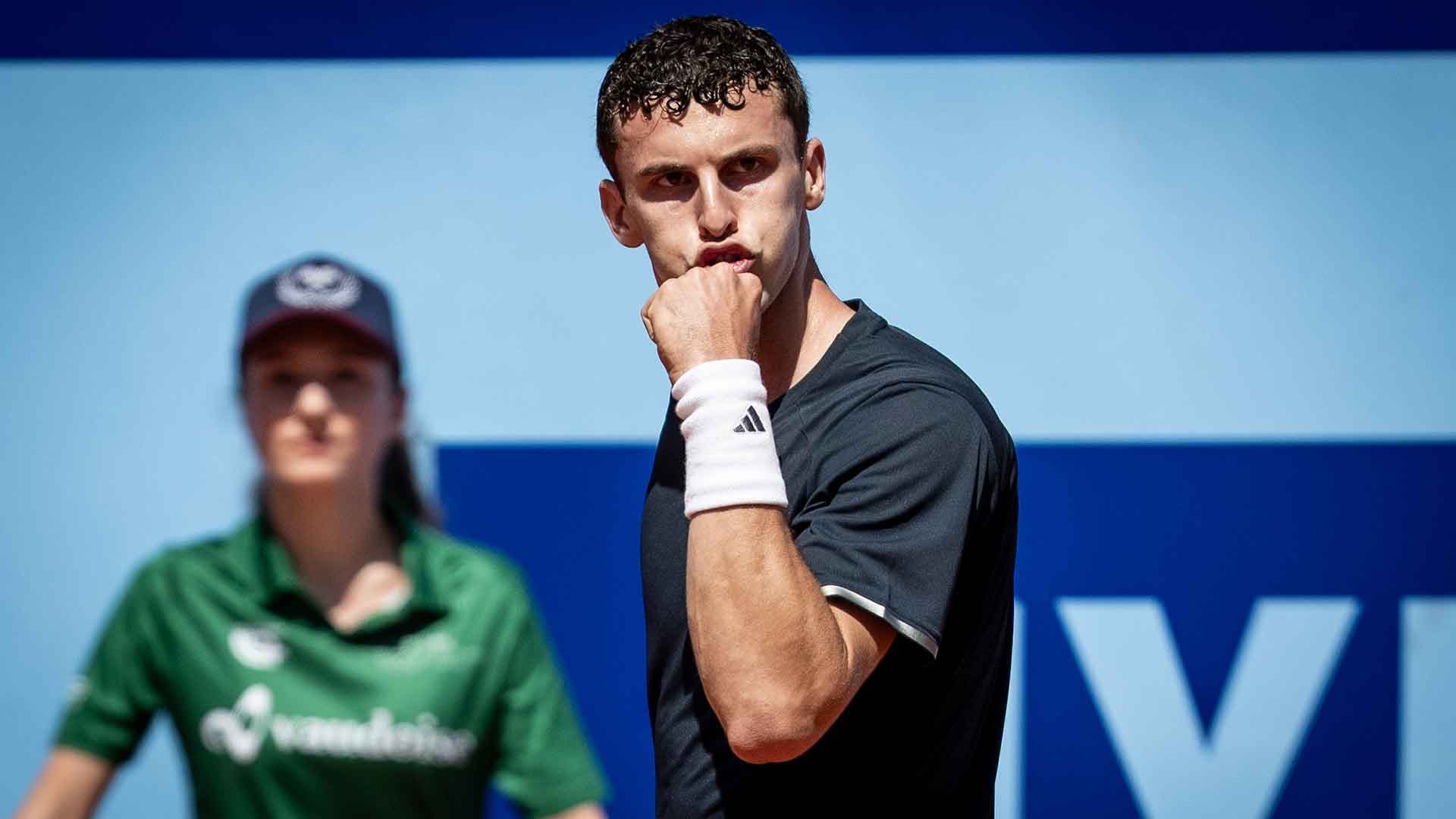 Cerúndolo venció a Ruud de menor a mayor y avanzó a semis en Gstaad