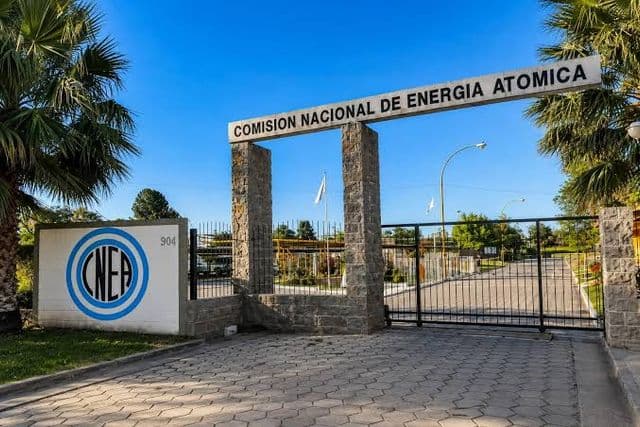 Crisis en la CNEA: dos gerentes renunciaron tras la no renovación de 60 contratos