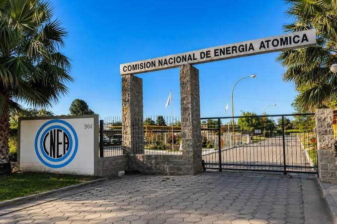 Crisis en la CNEA: dos gerentes renunciaron tras la no renovación de 60 contratos