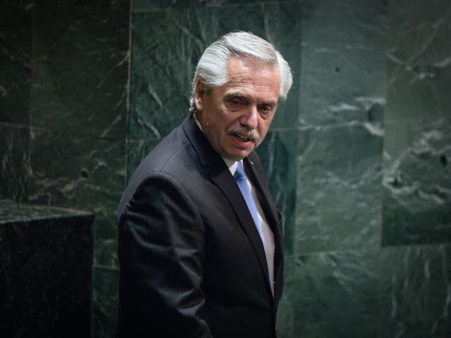 Alberto Fernández calificó de "pobre imbécil" a Milei y descartó volver a competir en elecciones