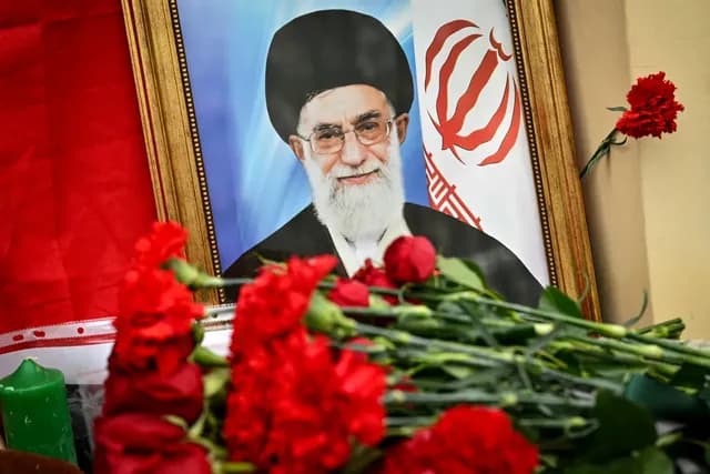 Qom reunió a decenas de miles de fieles en el cuarto día del funeral de Jamenei