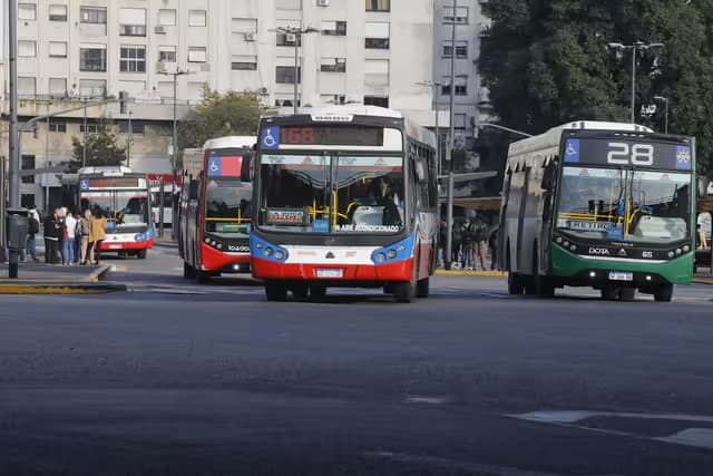 UTA firmó el acuerdo salarial para julio-septiembre y levantó el paro de colectivos del AMBA