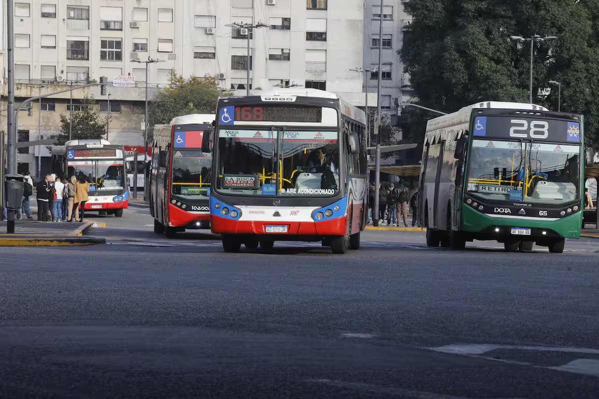 UTA firmó el acuerdo salarial para julio-septiembre y levantó el paro de colectivos del AMBA