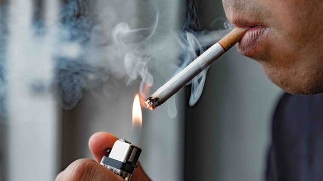 España aprueba la mayor reforma antitabaco en 14 años: prohíbe fumar en terrazas y vapers para menores